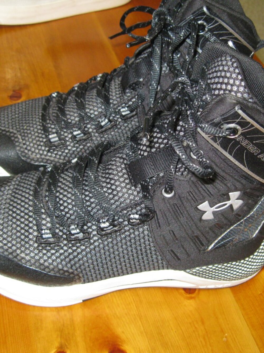 Under Armour HOVR Highlight Ace High Top Sneaker Size 8 Black/White 3023708-001